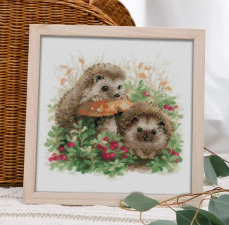 kit point de croix - Hedgehogs in lingonberries